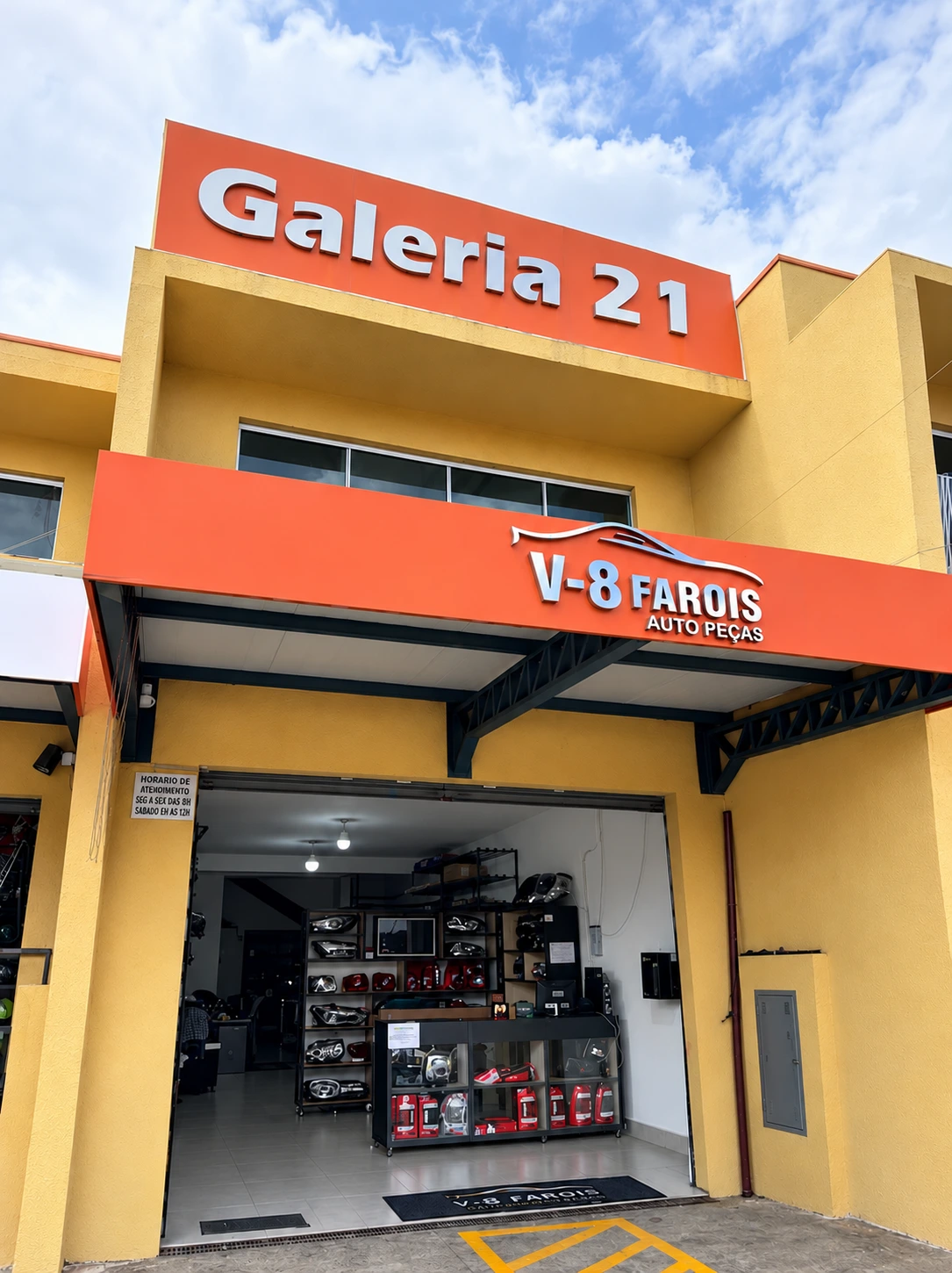 Fachada da loja V8 Auto Peças na Galeria 21 Goiânia